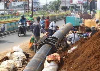 GALIAN PIPA. Pekerja mengerjakan galian pipa PDAM di Jalan ZA Pagaralam, Bandar Lampung, Rabu (24/6). Pengerjaan tersebut menganggu pengguna jalan karenn sisa pengerjaan diletakkan di sisi jalan sehingga mempersempit ruas jalan.
LAMPUNG POST/ZAINUDDIN