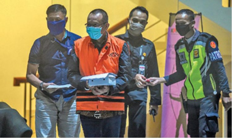 PEMERIKSAAN NURHADI. Tersangka kasus dugaan suap gratifikasi senilai Rp46 miliar, Nurhadi (kedua kiri) berjalan keluar usai menjalani pemeriksaan di Gedung KPK, Jakarta, Rabu (10/6). Nurhadi yang merupakan mantan Sekretaris Mahkamah Agung (MA) diperiksa sebagai saksi untuk tersangka Rezky Herbiyono yang merupakan menantunya terkait suap dan gratifikasi penanganan perkara di MA. ANTARA FOTO/NOVA WAHYUDI