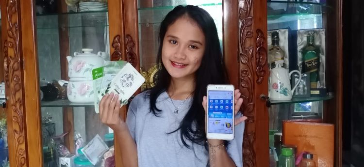 Memanfatkan media sosial buat hal positif. (LAMPUNG POST/ATIKA OKTARIA)