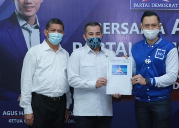 REKOMENDASI PILKADA PESAWARAN. Pasangan Dendi Ramadhona-Kolonel (Purn) S Marzuki mendapat rekomendasi yang diserahkan Ketua Umum Demokrat Agus Harimurti Yudhoyono untuk menjadi calon bupati dan wakil bupati Pesawaran pemilihan kepala daerah Desember 2020, Selasa (22/6).
n ISTIMEWA
