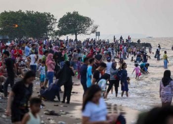 WISATAWAN PADATI PANTAI. Wisatawan memadati Pantai Tanjung Pasir, Kabupaten Tangerang, Banten, Minggu (28/6). Meski penerapan Pembatasan Sosial Berskala Besar (PSBB) di Tangerang Raya masih berlangsung, tapi masyarakat yang sebagian besar tidak mengenakan masker dan tidak menerapkan jaga jarak memadati pantai tersebut.
ANTARA FOTO/Fauzan