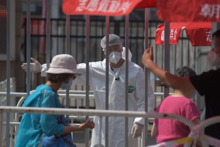 Tenaga Kesehatan Cegah Covid-19 dengan 3T