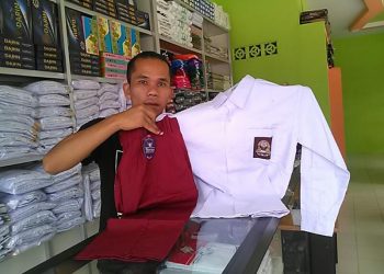 Seragam sekolah mulai diburu. (DOK)