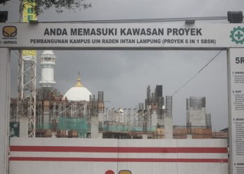PEMBANGUNAN SEKTOR KONSTRUKSI. Pekerja membangun konstruksi di areal kampus UIN Raden Intan di Sukarame, Bandar Lampung, Jumat (5/6). n LAMPUNG POST/SUKISNO
