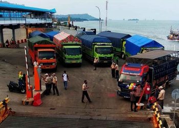 NEW NORMAL PELABUHAN BAKAUHENI. Aktvitas penyeberangan di Pelabuhan Bakauheni, Lampung Selatan, relatif sepi dan didominasi kendaraan truk-truk angkutan barang dan logistik, Senin (8/6). Memasuki tatanan kenormalan baru (new normal), PT ASDP tetap mengutamakan aspek kesehatan tanpa mengesampingkan aspek ekonomi. Diharapkan kedua aspek tersebut bisa berjalan beriringan di tengah pandemi Covid-19.
LAMPUNG POST/AAN KRIDOLAKSONO