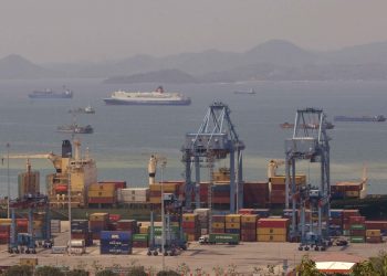 PERTUMBUHAN EKONOMI LAMPUNG. Suasana bongkar muat di kawasan Pelabuhan Panjang, Bandar Lampung, Lampung, beberapa waktu yang lalu.