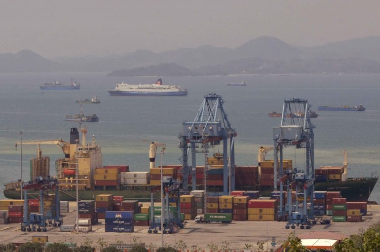 PERTUMBUHAN EKONOMI LAMPUNG. Suasana bongkar muat di kawasan Pelabuhan Panjang, Bandar Lampung, Lampung, beberapa waktu yang lalu.