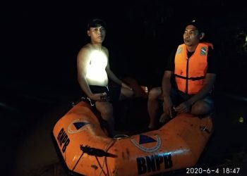 PENCARIAN KORBAN TENGGELAM. Petugas Badan Penanggulangan Bencana Daerah (BPBD) Lampung Timur saat mencari Ahmad Nawawi (23), warga Dusun IV, Desa Labuhanratu VII, Kecamatan Labuhanratu, Lamtim, yang tenggelam dan hilang terseret arus sungai karena terjatuh dari jembatan bambu yang patah, Kamis (4/6). ISTIMEWA