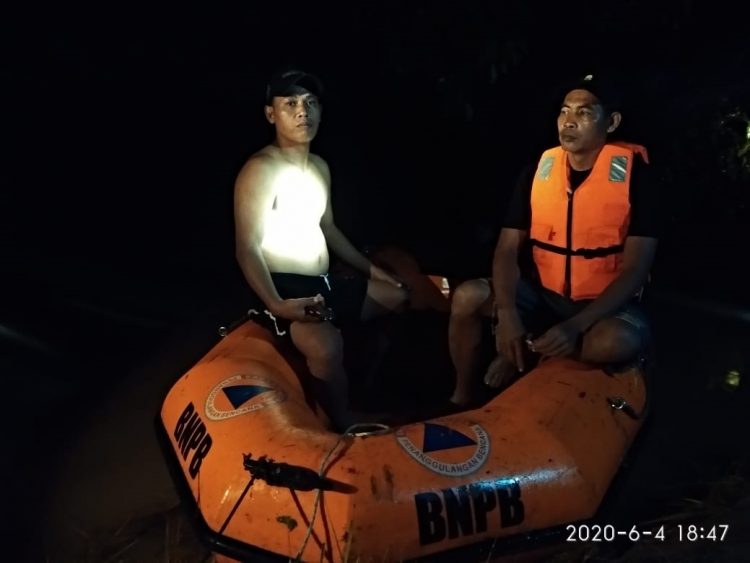 PENCARIAN KORBAN TENGGELAM. Petugas Badan Penanggulangan Bencana Daerah (BPBD) Lampung Timur saat mencari Ahmad Nawawi (23), warga Dusun IV, Desa Labuhanratu VII, Kecamatan Labuhanratu, Lamtim, yang tenggelam dan hilang terseret arus sungai karena terjatuh dari jembatan bambu yang patah, Kamis (4/6). ISTIMEWA