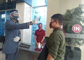 HOTEL MULAI AKTIF. Pegawai Hotel Emersia Bandar Lampung memeriksa suhu tubuh pengunjung hotel beberapa hari yang lalu. Industri perhotelan perlahan mulai aktif beroperasi dengan memanggil kembali karyawannya yang sempat dirumahkan. Seiring beraktivitasnya perekonomian di sektor tersebut, Satuan Polisi Pamong Praja akan turut mengawasi penerapan protokol kesehatannya.
LAMPUNG POST/SUKISNO