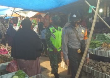 TETAP JALANKAN TUGAS. Petugas Gugus Tugas Covid-19 Kabupaten Mesuji melakukan sosialisasi protokol kesehatan, Kamis (18/6). Meski honor mereka pada Mei 2020 tidak kunjung cair, mereka tetap bersemangat menjalankan tugasnya.
n LAMPUNG POST/RIDWAN ANAS