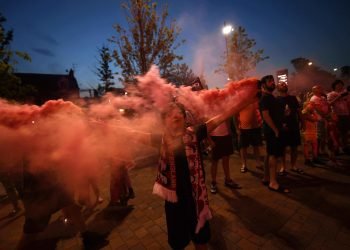 LIVERPOOL JUARA LIGA INGGRIS. Fan klub Liverpool merayakan kemenangan gelar juara Liga Primer Inggris setelah kemenangan 2-1 Chelsea atas Manchester City di luar Stadion Anfield di Liverpool, Jumat (26/6). Liverpool dinobatkan sebagai juara Liga Premier setelah kemenangan 2-1 Chelsea atas Manchester City dan mengakhiri penantian 30 tahun The Reds untuk memenangkan gelar Liga Primer Inggris.
AFP/OLI SCARFF