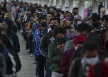 ANTREAN PENUMPANG. Sejumlah calon penumpang Kereta Rel Listrik (KRL) Commuterline antre memasuki Stasiun KA Bogor di Kota Bogor, Jawa Barat, Senin (29/6). Pembatasan penumpang di dalam KRL maupun di area peron menyebabkan antrean panjang penumpang di stasiun tersebut. Untuk mengurainya, pemerintah menyediakan bus gratis dan PT Kereta Commuter Indonesia mengujicobakan sistem informasi mengenai antrean melalui laman utama di aplikasi KRL Acccess dan media sosialnya. ANTARA FOTO/Aditya Pradana Putra