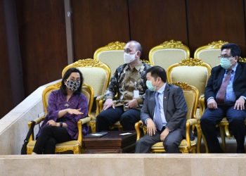 Menkeu Sri Mulyani Indrawati (kiri) berbincang dengan Menteri BPN/Kepala Bappenas Suharso Manoarfa (kedua kanan) di Sidang Paripurna DPR RI. ANTARA/  M RISYAL HIDAYAT