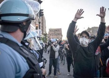 PROTES AS.  Polisi berjaga saat para pengunjuk rasa menggelar aksi protes di area permukiman Uptown di Chicago, Amerika Serikat (AS), Senin (1/6). Dua orang tewas ditembak dan sedikitnya 60 lainnya ditangkap seiring aksi unjuk rasa dan penjarahan berlanjut di sejumlah area permukiman dan pinggiran Kota Chicago pada Senin (1/6) lalu sebagai respons terhadap pembunuhan George Floyd oleh polisi.  ANTARA/XINHUA-CHRIS DILTS