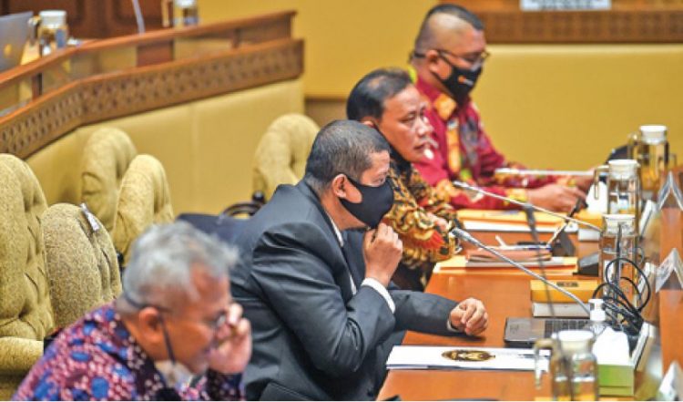 RDP ANGGARAN PILKADA SERENTAK TAHUN 2020. Ketua Komisi Pemilihan Umum (KPU) Arief Budiman (kiri) bersama Ketua DKPP Muhammad (kedua kiri) dan Ketua Bawaslu Abhan (kedua kanan) bersiap mengikuti rapat dengar pendapat (RDP) dengan Komisi II DPR di Kompleks Parlemen, Senayan, Jakarta, Rabu (3/6). Rapat tersebut membahas rasionalisasi anggaran pelaksanaan Pilkada serentak tahun 2020. ANTARA FOTO/NOVA WAHYUDI
