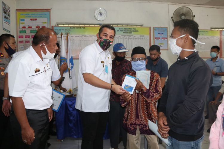 Bupati Pesawaran Dendi Ramadhona saat menyerahkan bantuan Langsung Tunai Dana Desa (BLT-DD) kepada masyarakat Desa Kebagusan. LAMPUNG POST/PUTRA PANCASILA SAKTI