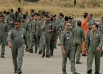 Tentara India saat berbagi pengalaman dengan TNI AU di Kupang. ANTARA FOTO