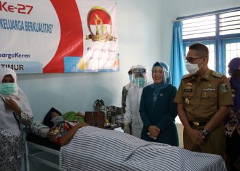 Bupati Lamtim Zaiful Bokhari didampingi Ketua TP PKK Putri Ernawati Zaiful Bokhari, Senin (29/6/2020) tinjaun langsung pelayanan KB bagi warga pada petingatan Hari Keluarga Nasional ke-27. Lampost.co/Djoni Hartawan Jaya