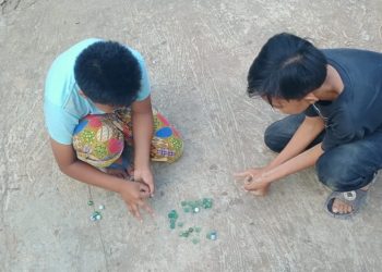 Permainan tradisional yang masih bertahan. (LAMPUNG POST/ATIKA)