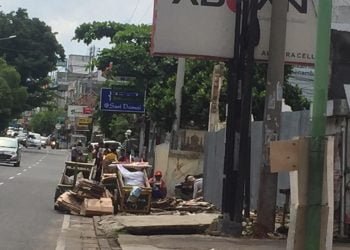 Manusia gerobak di tepi Jalan Teuku Umar, Kedaton, Rabu (3/6). LAMPUNGPOST/YESSI