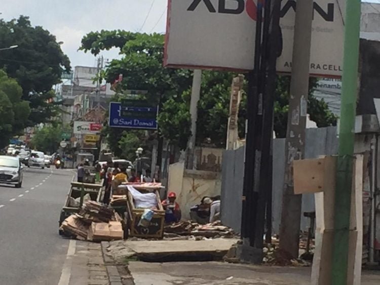 Manusia gerobak di tepi Jalan Teuku Umar, Kedaton, Rabu (3/6). LAMPUNGPOST/YESSI