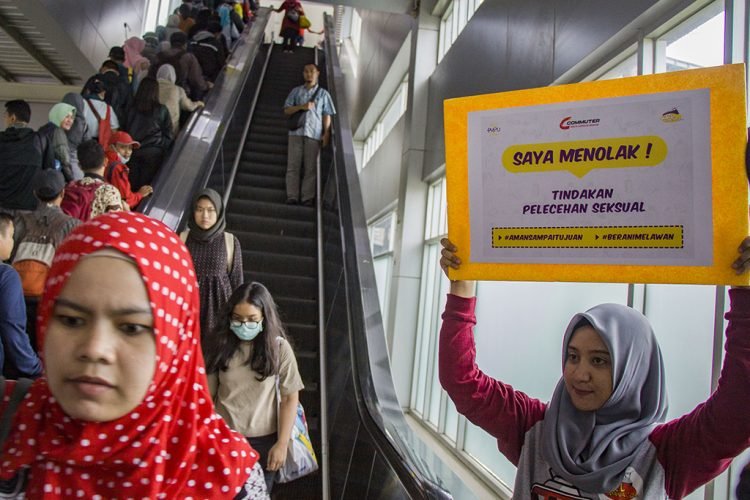 Relawan mengangkat poster ajakan untuk mencegah pelecehan seksual di Stasiun Tanah Abang, Jakarta, Jumat (9/2). PT Kereta Commuter Indonesia (KCI) bersama komunitas pengguna kereta rel listrik dan komunitas perempuan, mengajak para pengguna KRL bersama - sama mencegah pelecehan seksual di transportasi publik dengan memberi pemahaman kepada pengguna KRL untuk mengerti bentuk pelecehan dan upaya pencegahan. ANTARA FOTO/Galih Pradipta/ama/18
