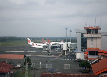 PESAWAT MULAI BEROPERASI. Pesawat terparkir di Bandara Radin Inten II Lampung Selatan, Selasa (9/6). Mulai hari ini (10/6), sejumlah maskapai mulai beroperasi dengan penerbangan tujuan Lampung—Jakarta dan sebaliknya dan penumpang calon penumpang diwajibkan menyertakan hasil negatif Covid-19 dengan menyertakan surat sehat dari Dinas Kesehatan, rumah sakit, puskesmas atau klinik kesehatan.
LAMPUNG POST/SUKISNO