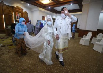 Pasangan pengantin di Gedung Grahadi, Surabaya