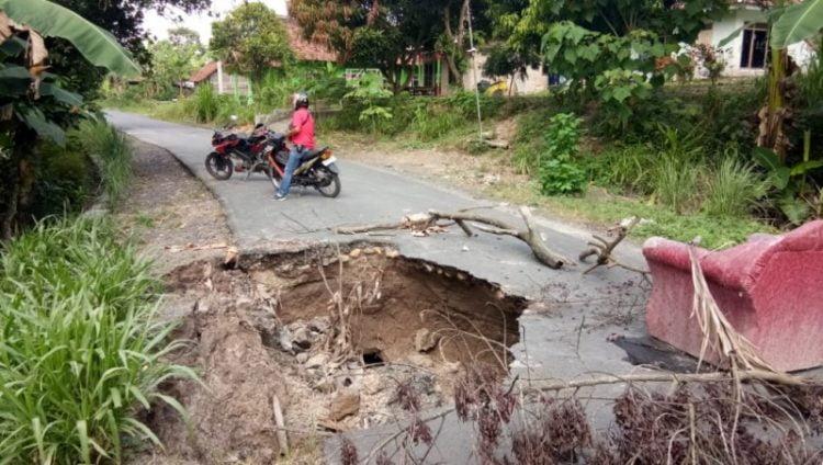 GORONG-GORONG. Kondisi gorong-gorong di Dusun Semarang, Desa Bumidaya, Kecamatan Palas, Lampung Selatan, yang ambrol, Minggu (14/6/2020). LAMPUNG POST/ARMANSYAH