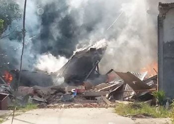 PESAWAT TEMPUR JATUH DI RIAU. Asap membubung dari pesawat milik TNI AU yang jatuh dan terbakar di daerah permukiman penduduk, di Desa Kubangjaya, Kecamatan Siak Hulu, Kabupaten Kampar, Provinsi Riau, Senin (15/6). Pihak TNI AU menyatakan pesawat tempur jenis BAE Hawk 209 dengan nomor registrasi TT-0209 tersebut jatuh menimpa rumah warga, tetapi tidak ada korban jiwa dan pilot pesawat atas nama Lettu Pnb Apriyanto Ismail berhasil keluar dengan kursi pelontar.   ANTARA/HENDRI