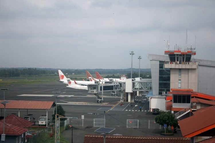Pesawat terparkir di Bandara Radin Inten II Lampung Selatan, Selasa (9/6).(LAMPUNG POST/SUKISNO)