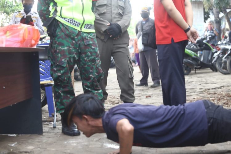 Hukuman bagi warga yang abai protokol kesehatan saat di tempat umum. (LAMPUNG POST/ZAINUDDIN)