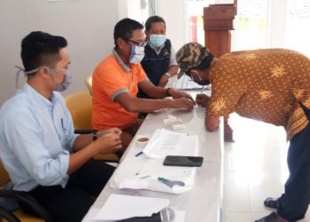 Ratusan warga dusun II Desa Klaten kecamatan Penengahan, Lampung Selatan gruduk kantor desa setempat, lantaran penyaluran BLT DD tahun 2020 tidak tepat sasaran, Senin, 8 Juni 2020. Aan Kridolaksono.
