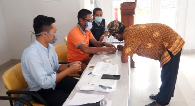 Ratusan warga dusun II Desa Klaten kecamatan Penengahan, Lampung Selatan gruduk kantor desa setempat, lantaran penyaluran BLT DD tahun 2020 tidak tepat sasaran, Senin, 8 Juni 2020. Aan Kridolaksono.