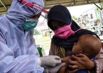 Imunisasi anak di kelurahan Bakti Jaya, Setu, Tangerang Selatan, Senin (11/4/2020). MI/FRANSISCO