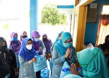 Ketua TP-PKK Pesisir Barat Septi Istiqlal bersama Dinas Koperindag mendistribusikan 2.993 paket sembako kepada masyarakat terdampak covid-19 untuk lima kecamatan.Dok.