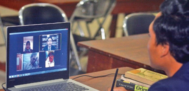 Seorang mahasiswa mengikuti ujian skripsi secara daring menggunakan aplikasi Zoom di Jurusan Sastra Indonesia, Fakultas Ilmu Budaya, Universitas Jember, Jawa Timur, beberapa waktu yang lalu.  ANTARA FOTO/SENO   