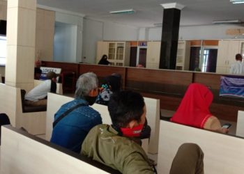 Sepekan usai Lebaran banyak warga mengurus administrasi surat menyurat kendaraan seperti bayar pajak di kantor Samsat pesisir barat. Selasa (2/6). LAMPUNG POST/YON FISOMA