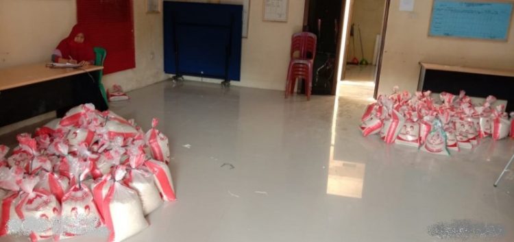 BERAS DIKEMBALIKAN. Beras yang dikembalikan oleh warga karena dinilai tak layak konsumsi. LAMPUNG POST/ELIYAH