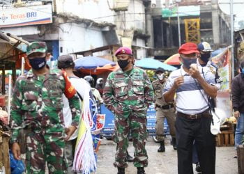 Tim gugus tugas Covid-19, yang terdiri atas kepolisian, TNI, pemerintah, termasuk Satpol PP, terus berupaya  mengajak warga mengantisipasi penularan Covid-19. (LAMPUNG POST/ZAINUDDIN)