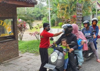 Pengecekan suhu tubuh pengunjung yang akan masuk ke lokasi wisata di Bandar Lampung. (LAMPUNG POST/ZAINUDIN)