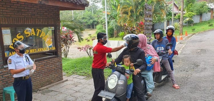 Pengecekan suhu tubuh pengunjung yang akan masuk ke lokasi wisata di Bandar Lampung. (LAMPUNG POST/ZAINUDIN)