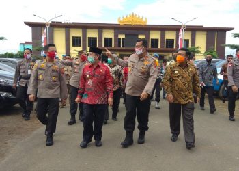 TINJAU BANGUNAN. Wali Kota Bandar Lampung Herman HN bersama Kapolda Lampung Irjen Purwadi Arianto meninjau bangunan usai penandatanganan hibah di Gedung Serbaguna (GSG) Mapolda Lampung, yang berada di Jalan Terusan Ryacudu, Jatiagung, Kabupaten Lampung Selatan, Jumat (3/7). Pemerintah Kota (Pemkot) Bandar Lampung menghibahkan tiga gedung kepada Kepolisian Daerah (Polda) Lampung yang telah selesai proses pembangunannya pada tahun ini.
LAMPUNG POST/ZAINUDDIN