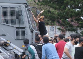 SIMULASI PENGAMANAN. Personel Sabhara Polresta Bandar Lampung mengikuti simulasi pengamanan unjuk rasa Pilkada Serentak 2020 di Mapolresta Bandar Lampung, Senin (20/7). Simulasi pengamanan dilakukan sebagai langkah Kepolisian mempersiapkan diri dalam menghadapi kerusuhan massa yang dimungkinkan terjadi, saat Pilkada di wilayah Kota Bandar Lampung pada 9 Desember 2020.
n LAMPUNG POST/ZAINUDDIN