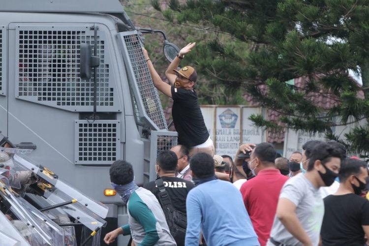 SIMULASI PENGAMANAN. Personel Sabhara Polresta Bandar Lampung mengikuti simulasi pengamanan unjuk rasa Pilkada Serentak 2020 di Mapolresta Bandar Lampung, Senin (20/7). Simulasi pengamanan dilakukan sebagai langkah Kepolisian mempersiapkan diri dalam menghadapi kerusuhan massa yang dimungkinkan terjadi, saat Pilkada di wilayah Kota Bandar Lampung pada 9 Desember 2020.
n LAMPUNG POST/ZAINUDDIN