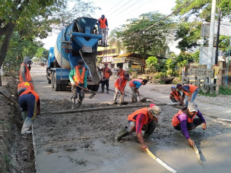 Desa Sukadadi Bangun Jalan dan Lapangan Voli