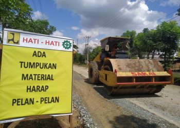 PERBAIKAN JALAN. Pekerja mengoperasikan alat berat guna memperbaiki Jalan Ryacudu, Sukarame, Bandar Lampung, Minggu (5/7). Proyek milik Dinas Bina Marga dan Bina Konstruksi Provinsi Lampung dilakukan untuk mempermudah akses masuk dan keluar tol JTTS yang mulai rusak. n LAMPUNG POST/SUKISNO