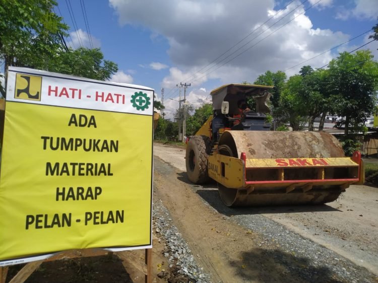 PERBAIKAN JALAN. Pekerja mengoperasikan alat berat guna memperbaiki Jalan Ryacudu, Sukarame, Bandar Lampung, Minggu (5/7). Proyek milik Dinas Bina Marga dan Bina Konstruksi Provinsi Lampung dilakukan untuk mempermudah akses masuk dan keluar tol JTTS yang mulai rusak. n LAMPUNG POST/SUKISNO
