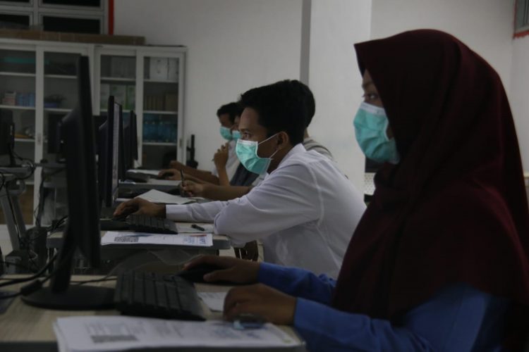 UTBK ITERA. Peserta menjalani ujian tulis berbasis komputer (UTBK) di Kampus Institut Teknologi Sumatera (Itera), Senin (6/7). Dalam pelaksanaan UTBK yang dilakukan pada masa pandemi Covid-19 ini, panitia pusat UTBK Itera menerapkan protokol pencegahan Covid-19 secara ketat kepada seluruh peserta.n LAMPUNG POST/SUKISNO